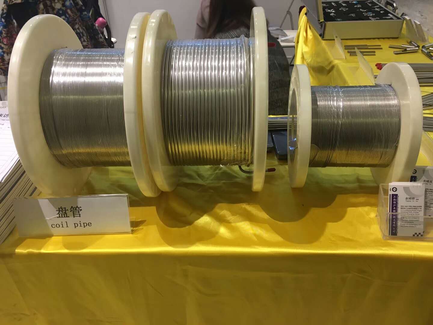 不銹鋼盤管，英文(不銹鋼盤管)，一般為 直徑0.5至20mm，厚度0.1至2.0mm的盤 裝或蚊香裝彎管;廣泛應用于化工，機械， 電子，電力，紡織，橡膠，食品，醫療器材 航空，航天，通信，石油等工業領域